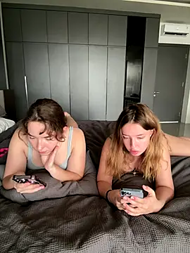 Nura_n_Sarah's cam snapshot