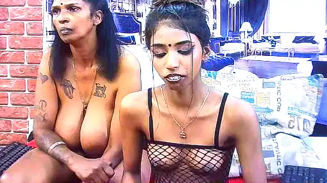 IndianSexySlender live sex cam