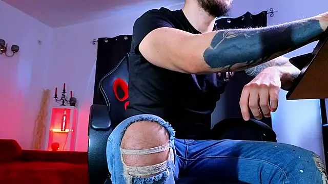 MightyAaron66 live sex cam