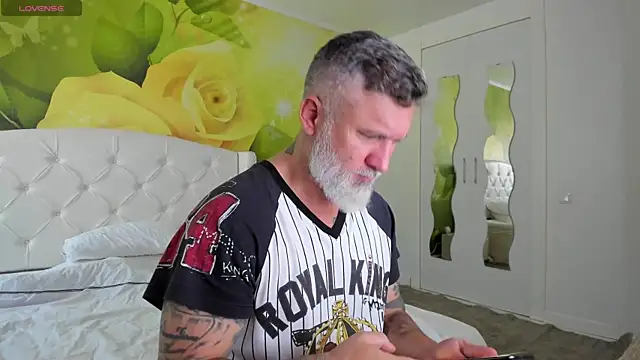 BlowMyXXL live sex cam