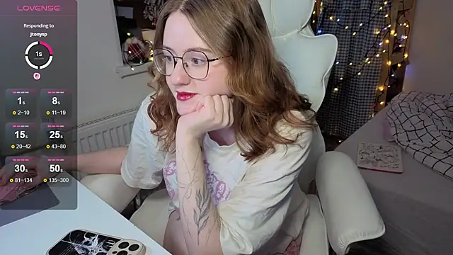 urstripchatgf's cam snapshot