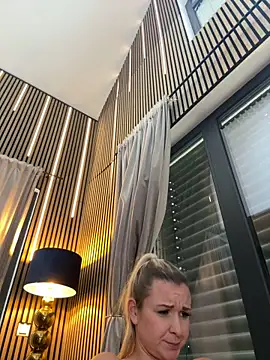 Bella-Tight live sex cam