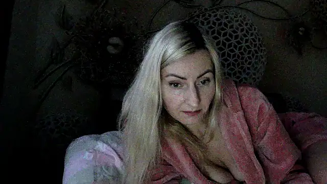 Yourrealgirl's cam snapshot