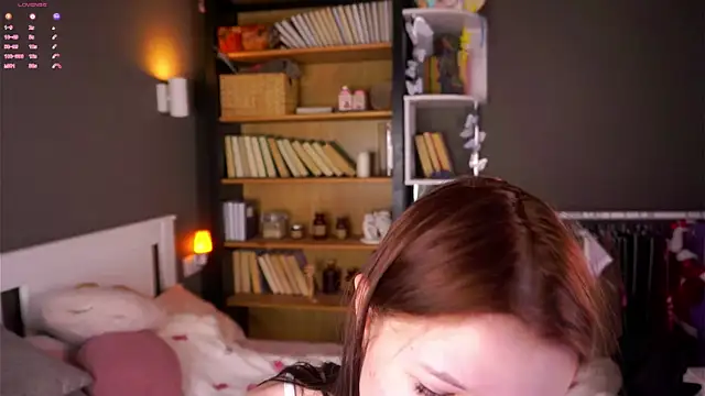 LynHillaire live sex cam