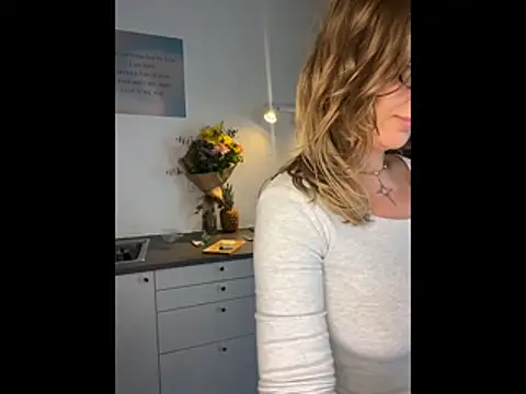 MiraLuna's cam snapshot