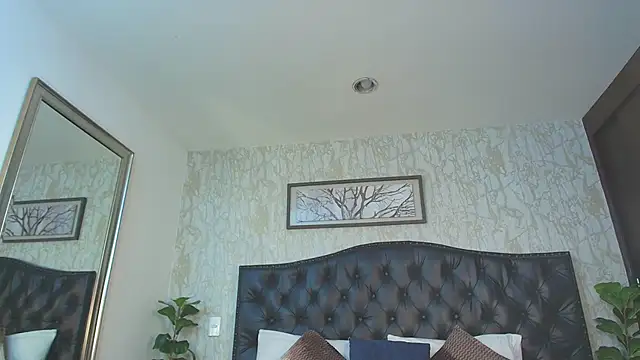 MaxxiCruzz live sex cam