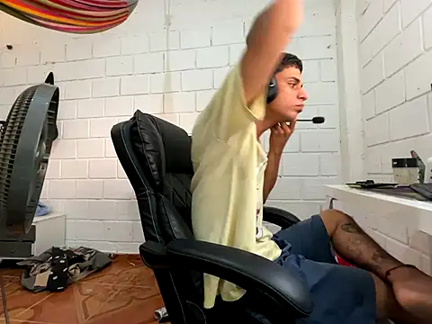 Max_TheHorseDick live sex cam