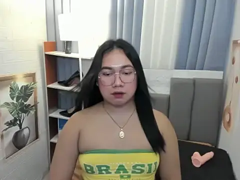 TsUncutKaren's cam snapshot