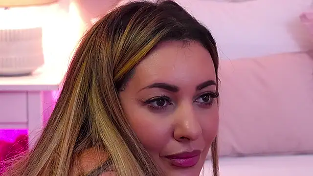 YaaraCollins live sex cam