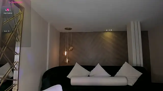 NiaHolland live sex cam