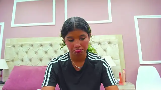 merlyaluna's cam snapshot