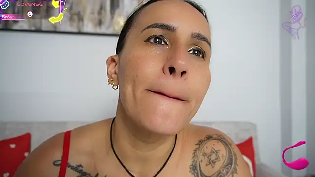 Sara_Charmy's cam snapshot