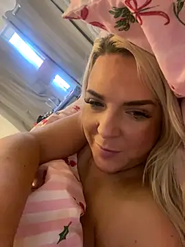 Bustyblondebabe32 live sex cam