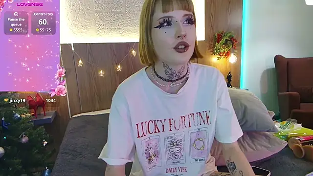 MilkMeSoftly live sex cam