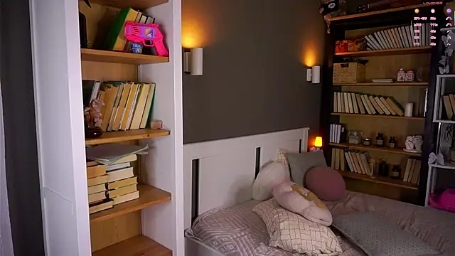 LynHillaire live sex cam