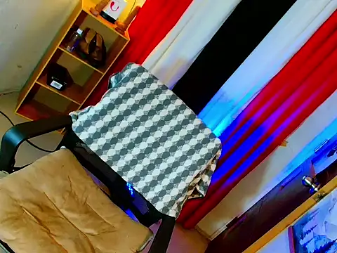 HOLLYWOOD_QUEEN_88's cam snapshot