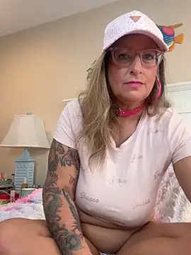 Aleesa_milfxo's cam snapshot