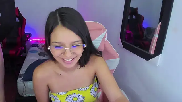 jessi_and_boy's cam snapshot