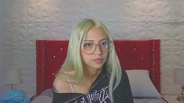 Lucy_n_pink's cam snapshot