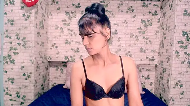 IndianSexyLove00 live sex cam