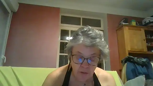 Vandeae44 live sex cam