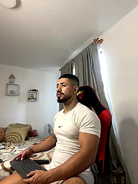 Ezzio_Scolaro live sex cam