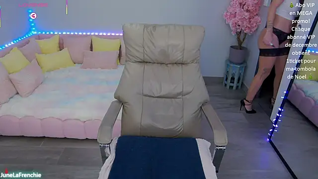 JuneLaFrenchie's cam snapshot