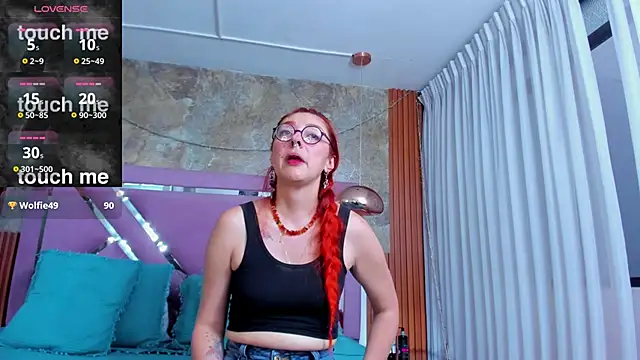 EmilyyRed's cam snapshot