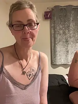 Curvy-Jinx live sex cam