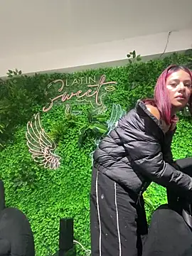 Emilyy-18's cam snapshot