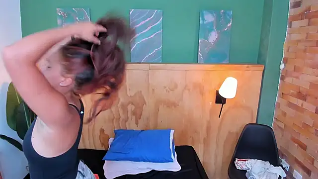 aliceandsia's cam snapshot