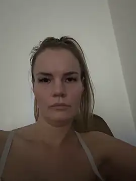 Cutebrowneyes_'s cam snapshot