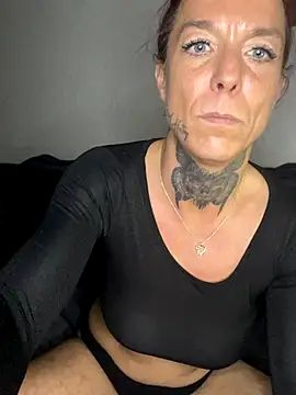 SexyInkedMiilfxx's cam snapshot