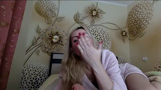 Yourrealgirl's cam snapshot