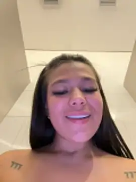 Alyshanon18's cam snapshot