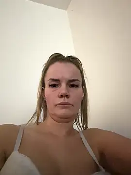 Cutebrowneyes_'s cam snapshot