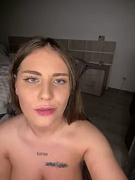 SelenaJenner's cam snapshot