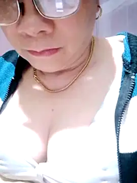 small-house123's cam snapshot