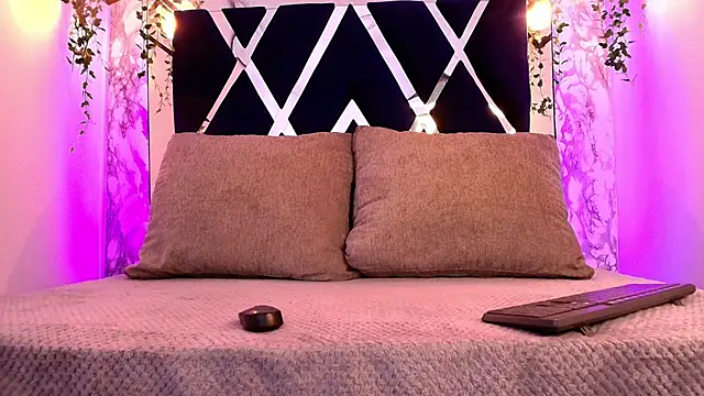 charlotte_bluee's cam snapshot