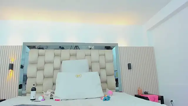 ikia_lopez_'s cam snapshot