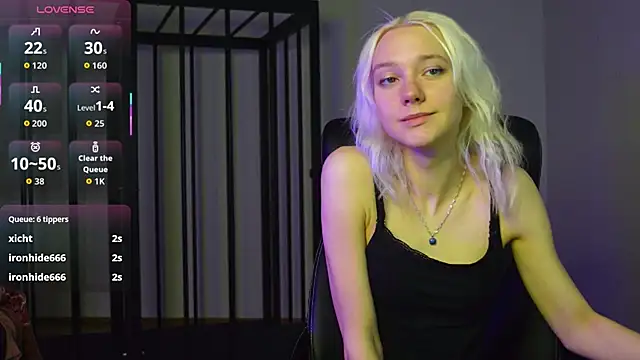 Laura_Chaplin's cam snapshot