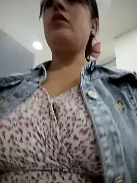 Lesly_10-'s cam snapshot