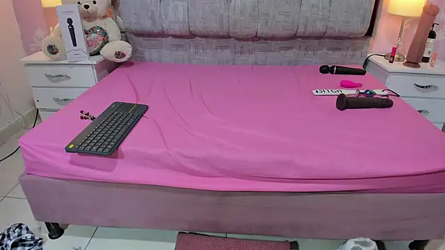 Wonderkloe_'s cam snapshot