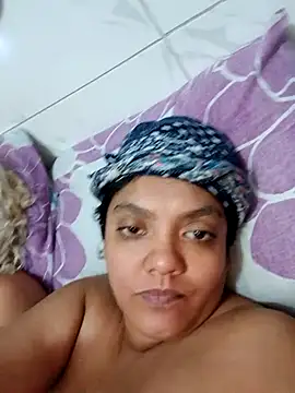 2Juicy_pussy's cam snapshot