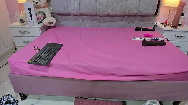 Wonderkloe_'s cam snapshot