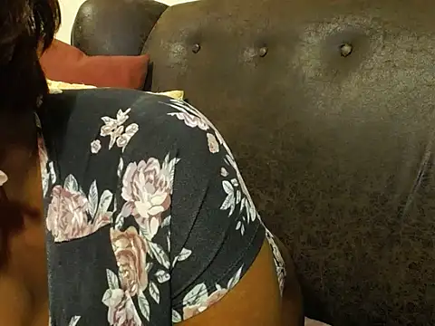 bustylaura4u's cam snapshot