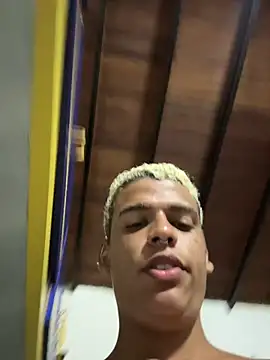 MrLeoLatino's cam snapshot