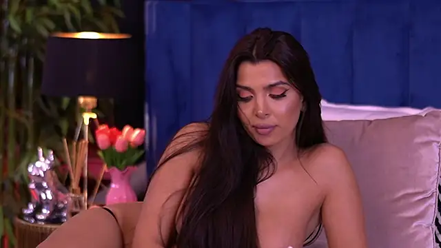 NicoleCellini live sex cam