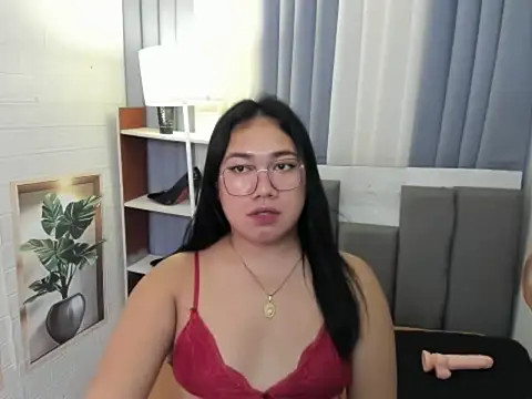 TsUncutKaren's cam snapshot