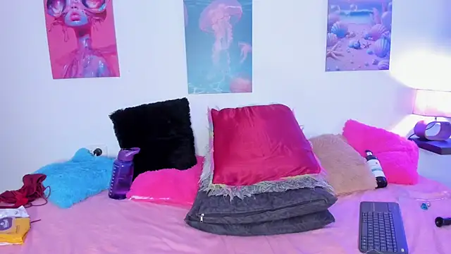 tyra_bankss_'s cam snapshot